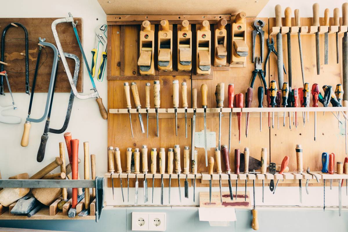 Infographic showing common hard-to-clean tool parts: drill chuck interior, saw blade arbor, router dust port, and motor vents with recommended cleaning tools for each