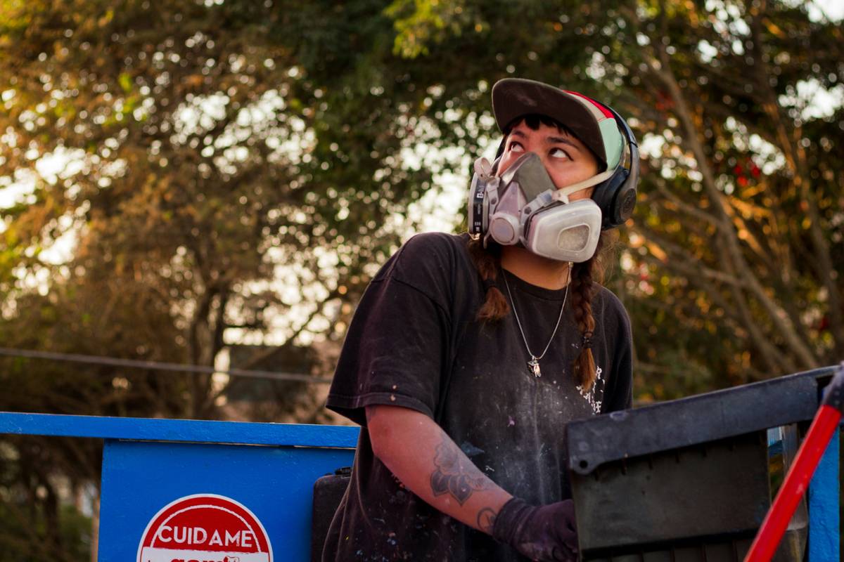 Side-by-side comparison showing N95 respirator vs. blue nuisance dust mask with labels highlighting NIOSH approval, seal design, and filtration efficiency